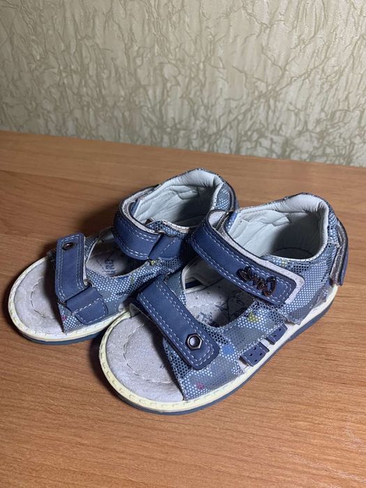 Продам босоножки для мальчика размер 23