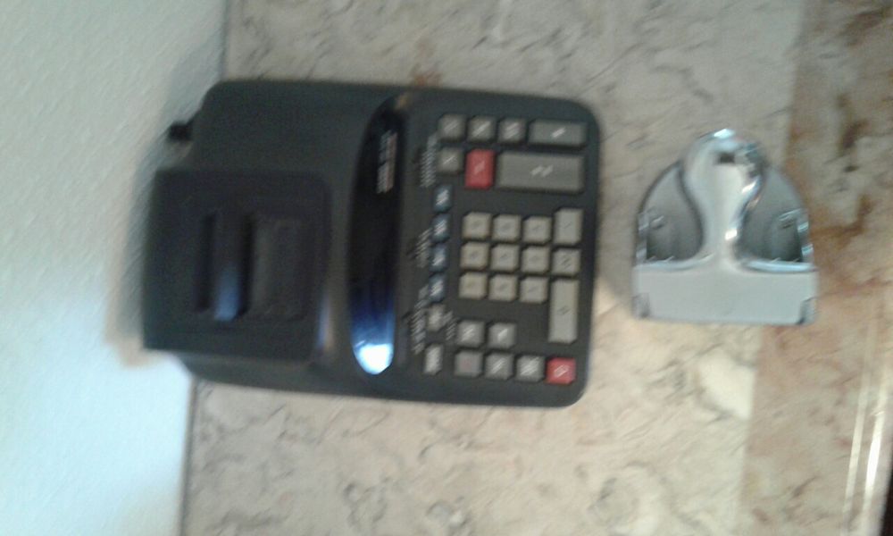 Calculadora de secretaria e furador em inox