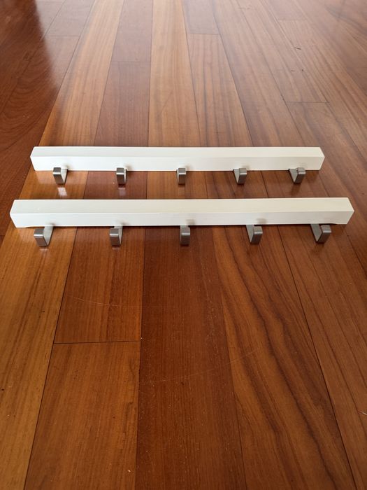 Cabides de parede tjusig do ikea e prateleira de parede Riba