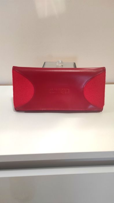 Czerwona kosmetyczka Clinique, czerwony portfel