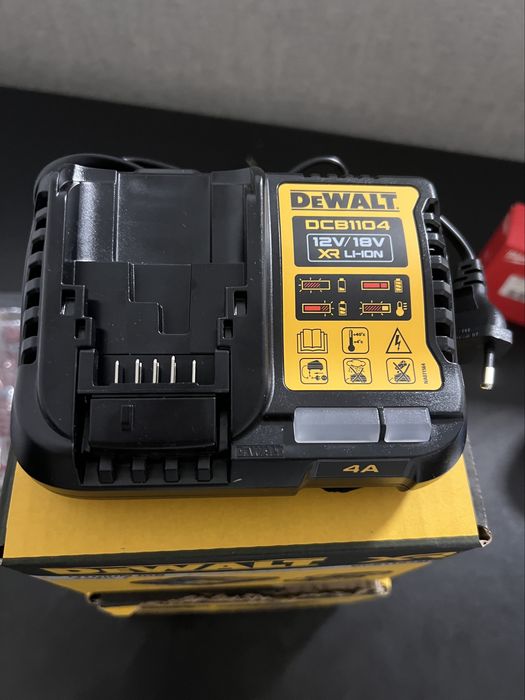 Набір акумуляторів DeWalt 18V 4.0Ah + зарядний пристрій з Німеччини
