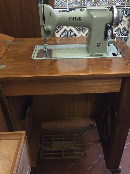 Maquina de costura antiga  OLIVA (com armário)