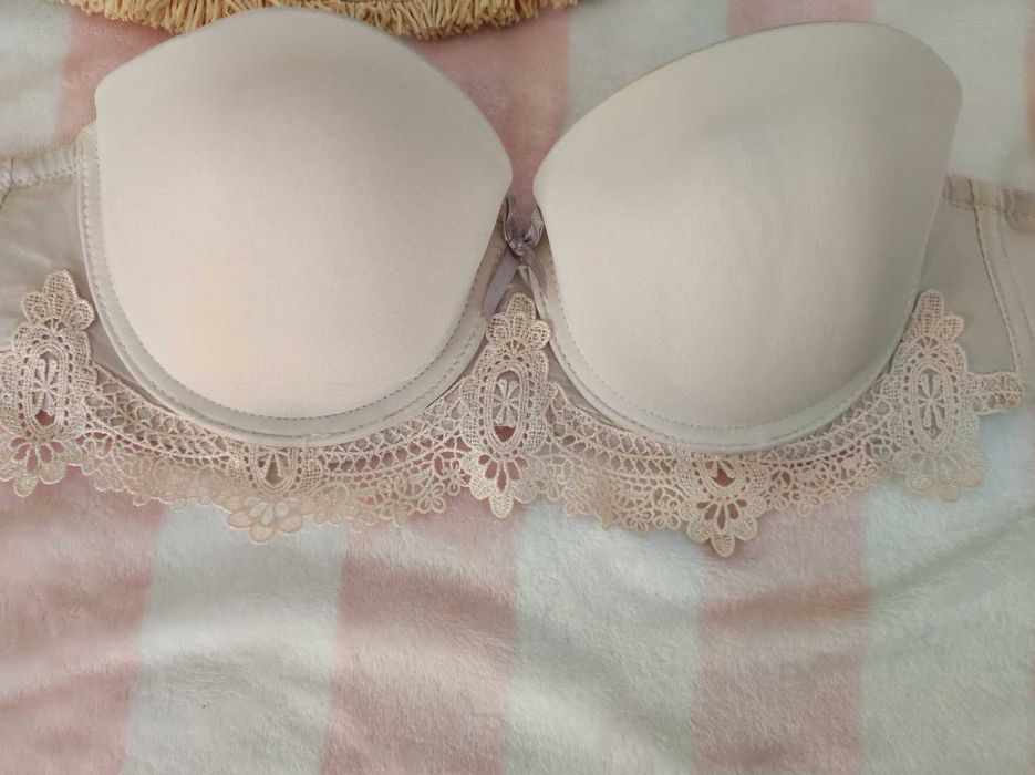 Triumph stanik nude cielisty bielizna biustonosz koronkowy