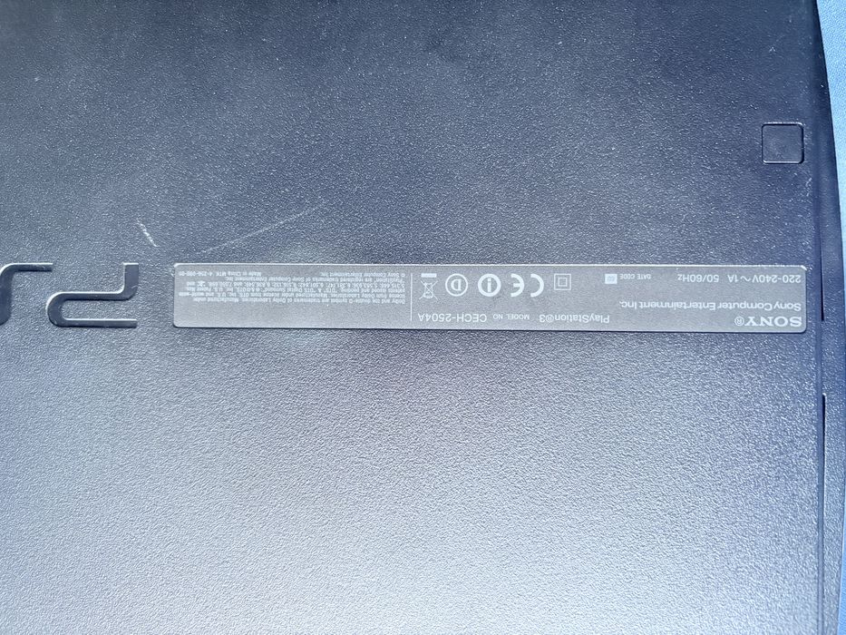 Playstation 3 usada c/2 comandos