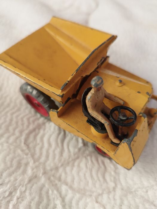 Carro muito antigo da Dinky Toys.  vendido no estado em que se encontr