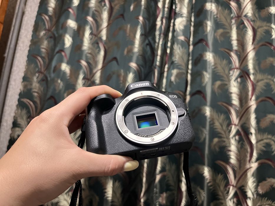 Продам фотокамеру Canon R100