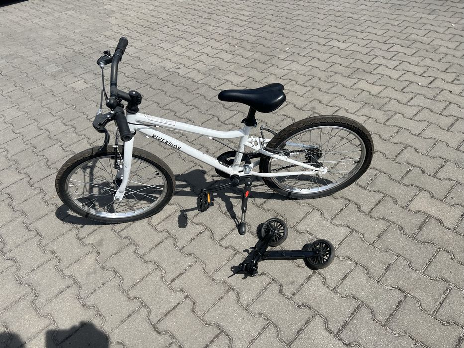 Rower dzieciecy z mozliwoscia dokrecenia bocznych kolek