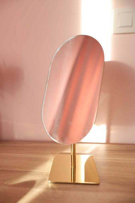 Lusterko kosmetyczne do makijażu złote Beliani 16 x 37 cm  CANTAL