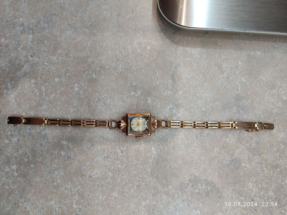 Золотые женские часы Заря и Звезда