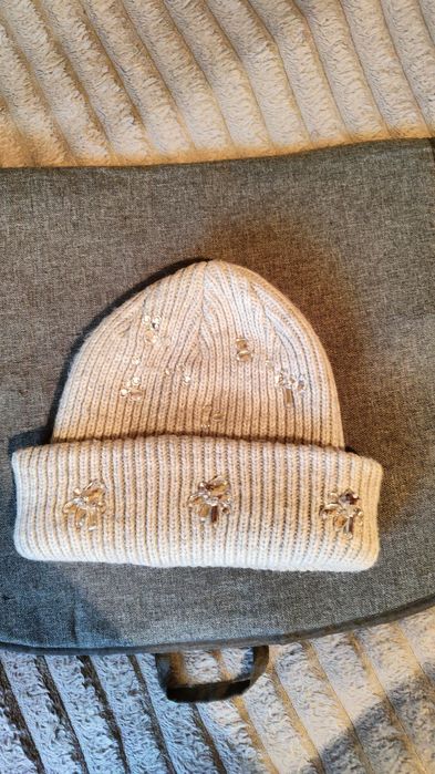 Зимова шапка H&M.