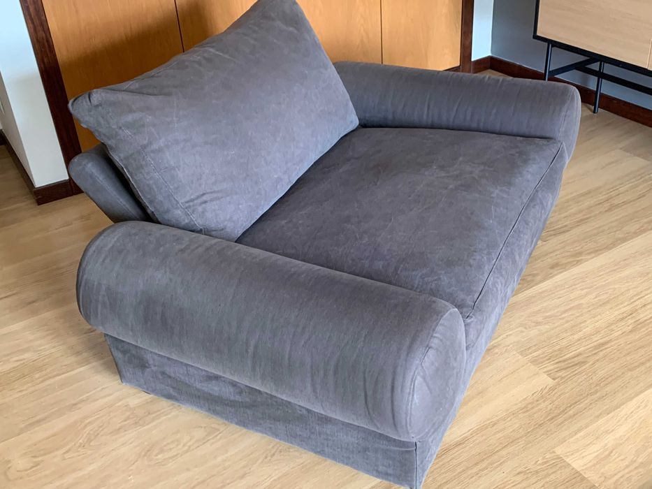 Poltrona, sofá de corpo e meio com pousa pés.