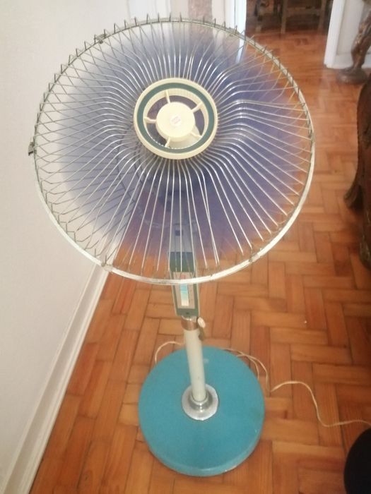 Ventoinha de pé e com rodas usada em bom estado de funcionamento