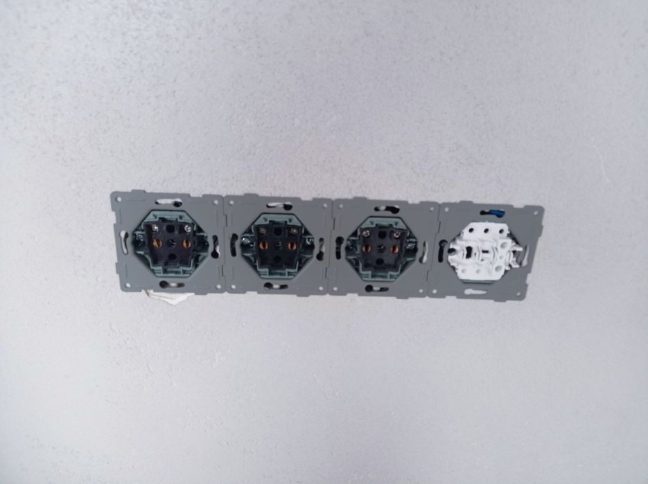 Виконуємо  електромонтажні роботи.