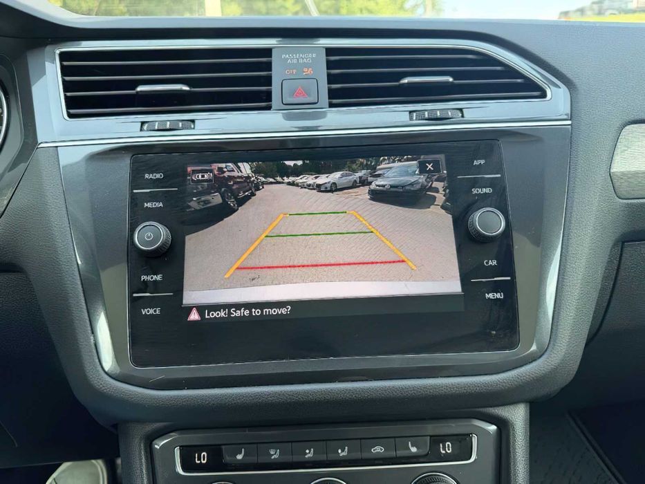 Volkswagen Tiguan      2021