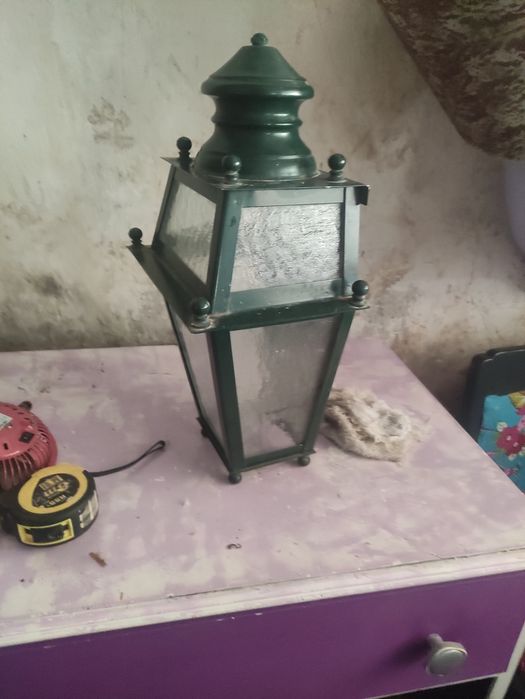 Luz de parede e teto e luminária.