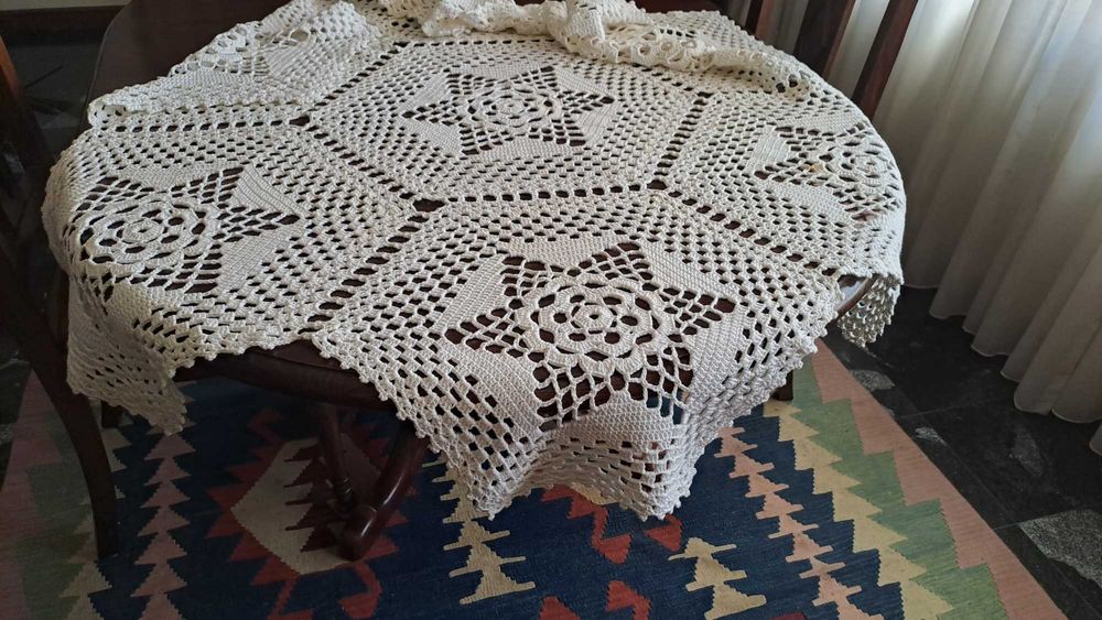 Toalha em renda grossa para mesa de camilha