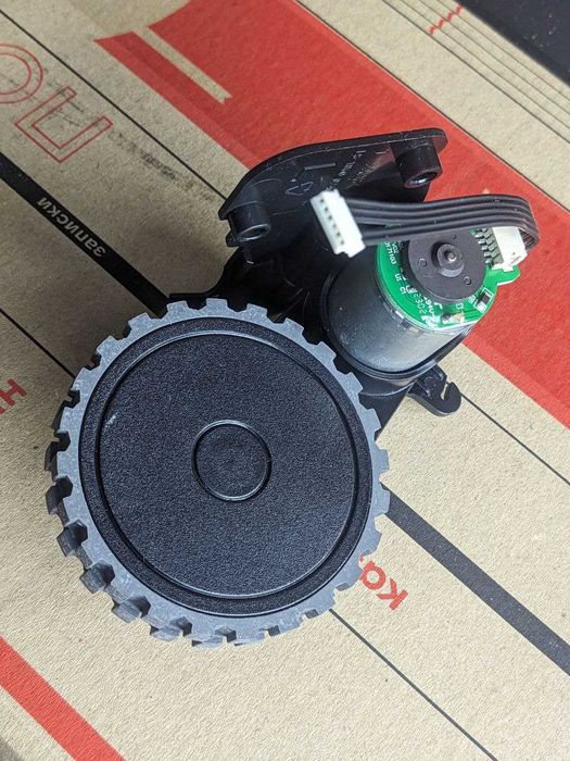 Ліве колесо Xiaomi Mi Robot Roborock S50 S55 S6 Оригінал LS-1060-0240
