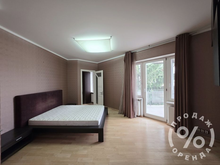 Стильний будинок у центрі з більярдною та камінною кімнатою