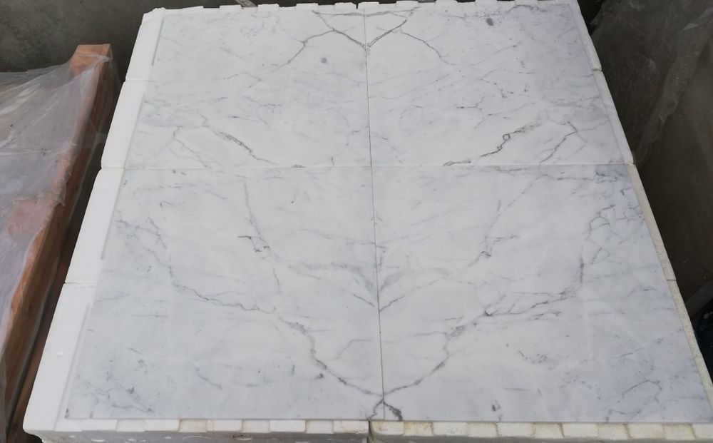 Marmur Bianco di Carrara Statuarietto 45.7x45.7x1 Prawdziwy marmur