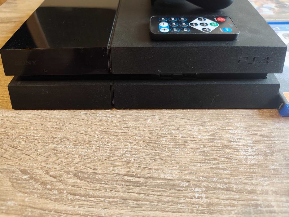 PS4 com controle e jogos