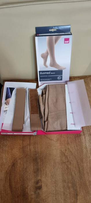 Панчохи mediven plus із защіпкою на талії.