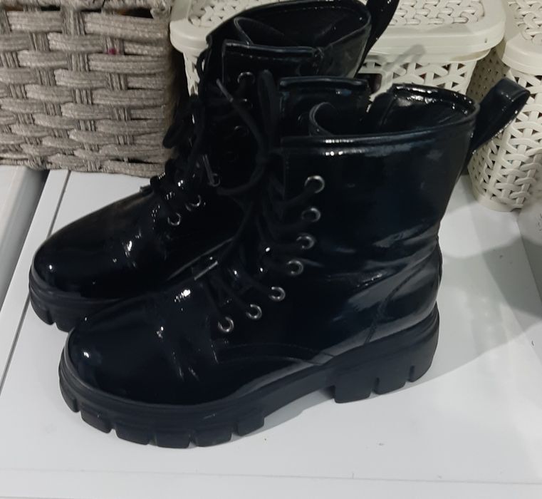 Lakierowanw buty na platformie