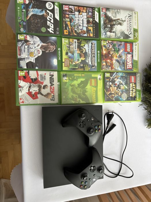 Xbox one X 1TB z padami i grami