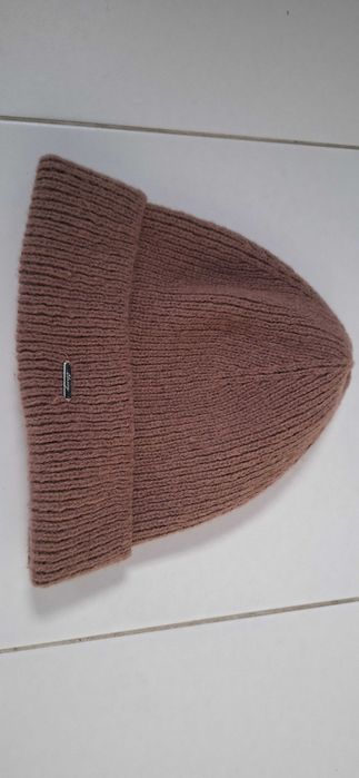 Czapa w modnym kolorze brąz