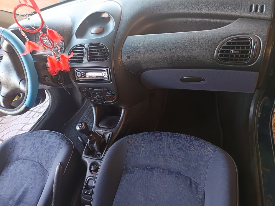 Peugeot azul escuro 206