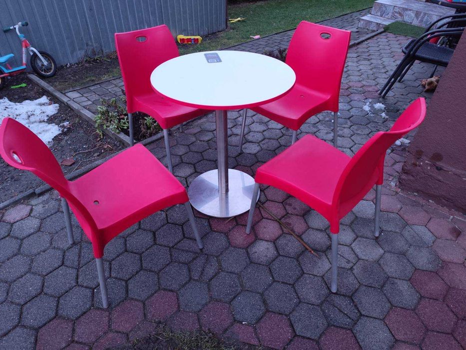 Plastikowe czerwone krzeselka
