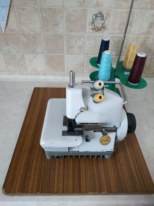 Maszyna overlock czwórka