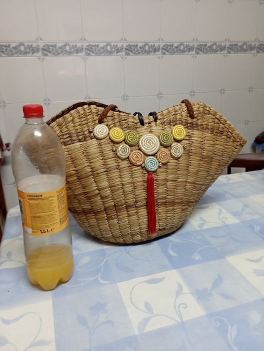 Cesto de ráfia com flores