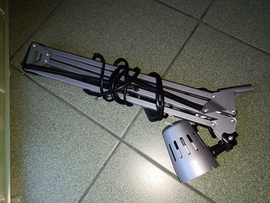 Настольная лампа на струбцине - серая IKEA