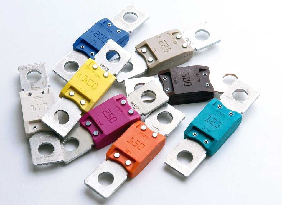 Disjuntores DC, Fusíveis DC, etc.