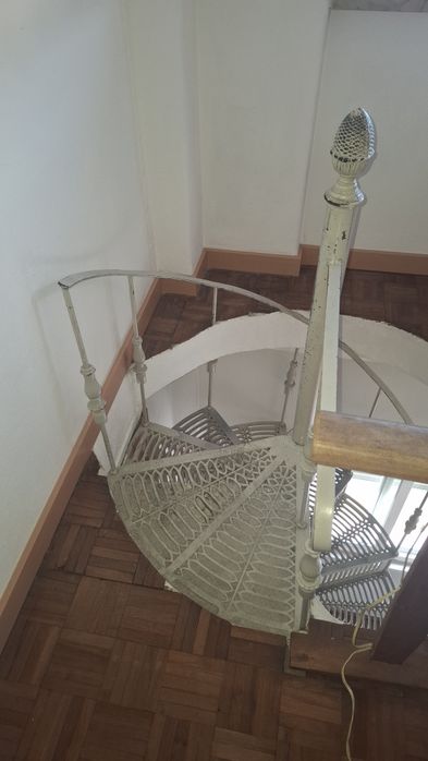 Escada em caracol em ferro