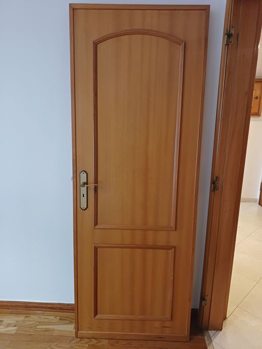 Portas de madeira maciça castanhas