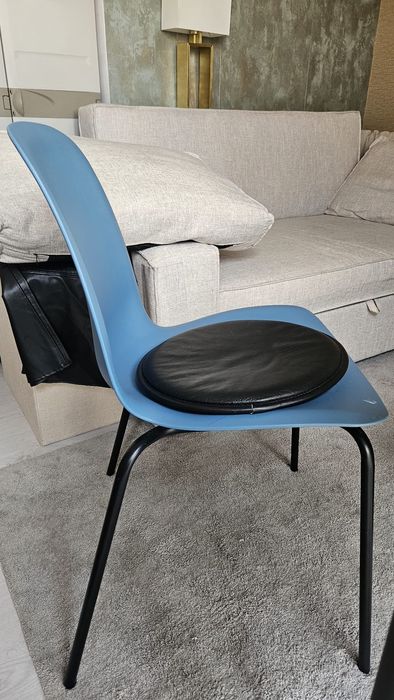 Cadeira azul com almofada