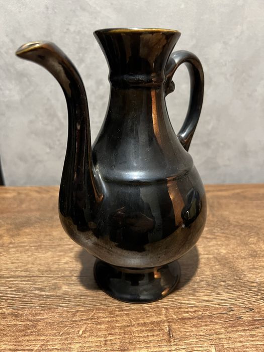 Кувшин черно-золотой