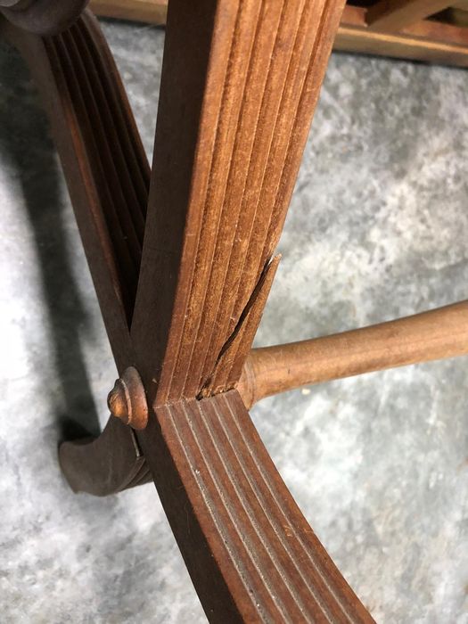 Mesa antiga em castanho