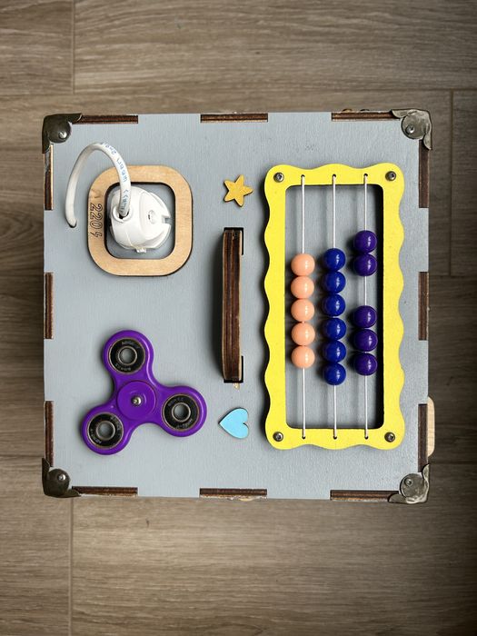 Бізі-куб Монтессорі