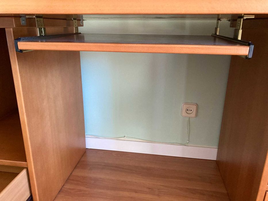 Secretária de madeira maciça e cadeira