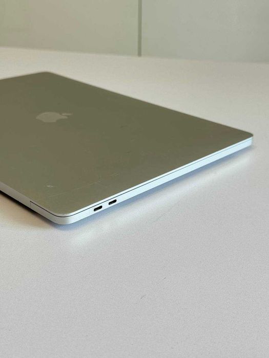 MacBook Pro 16” 2019р i7 16 gb RAM 512 gb SSD Silver 128 циклів