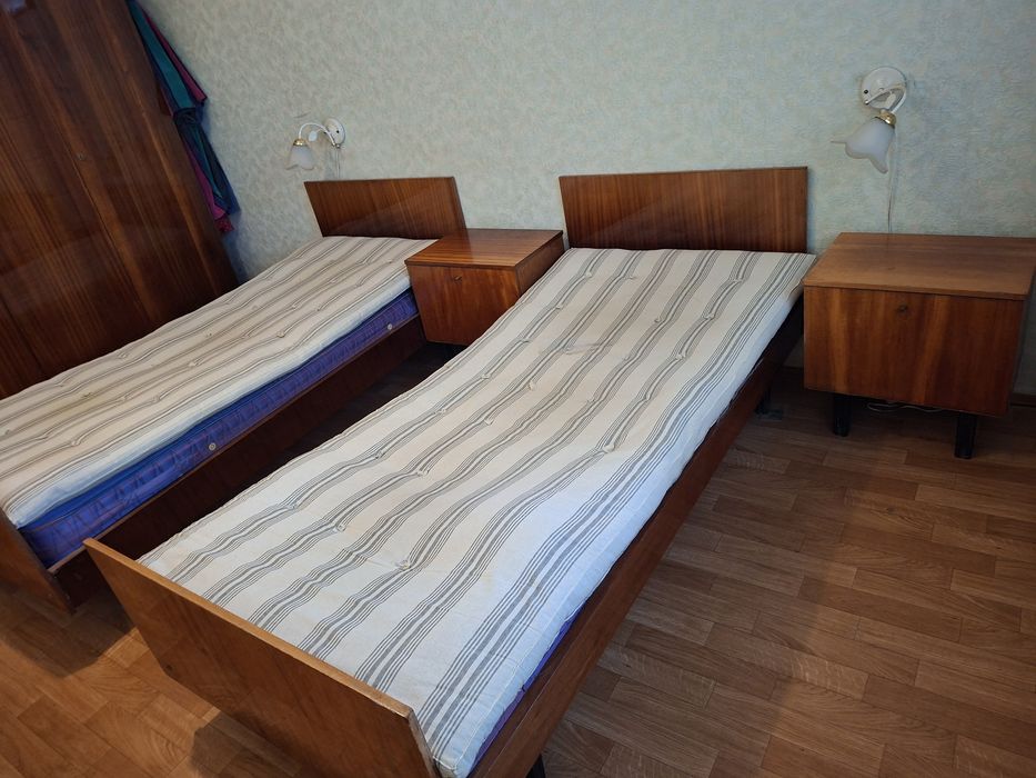 Спальня, кровать, тумбочка, трюмо, зеркало