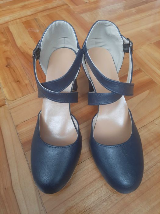 Buty damskie granatowe na obcasie nowe