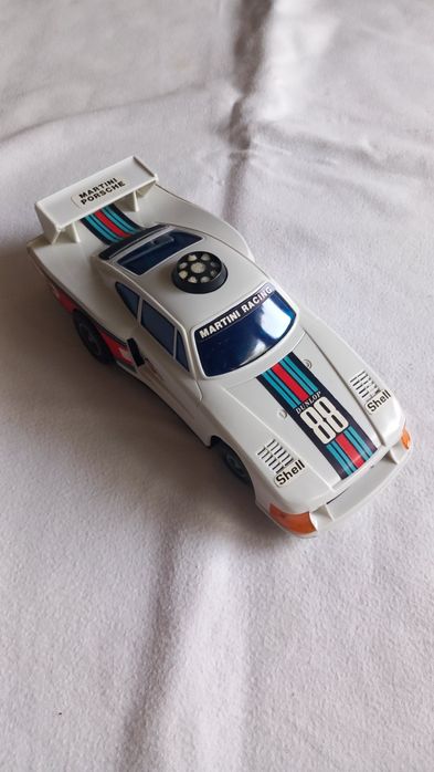 Porsche 935 Turbo em escala, apresentando a icônica pintura "Martini Racing".
