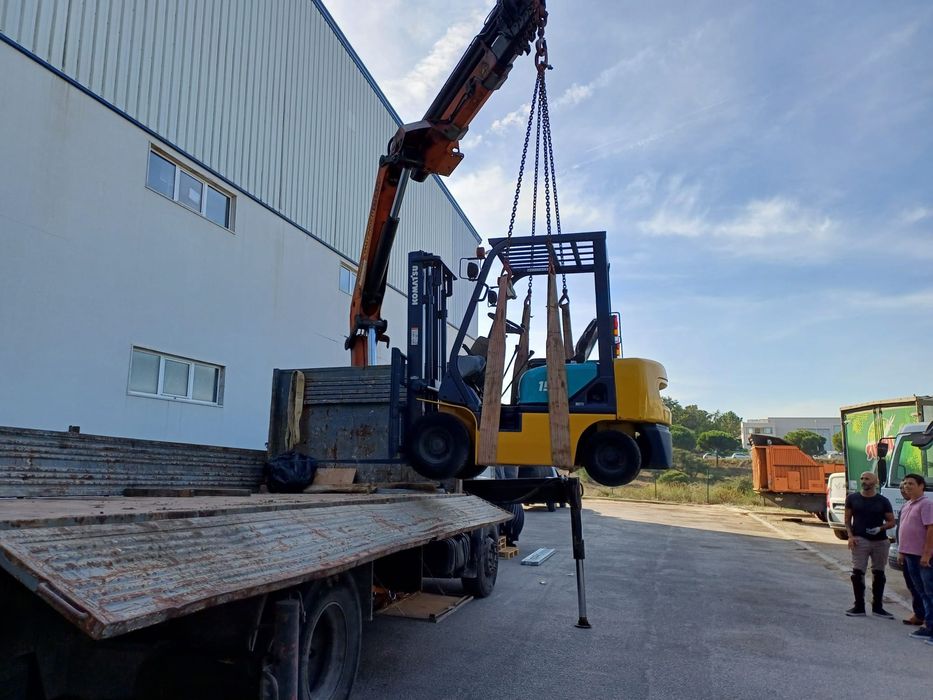 Serviços de transporte com grua