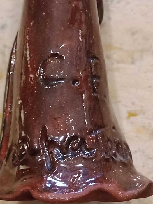 Crucifixo da ceramista Conceição Sapateiro figurado de Barcelos