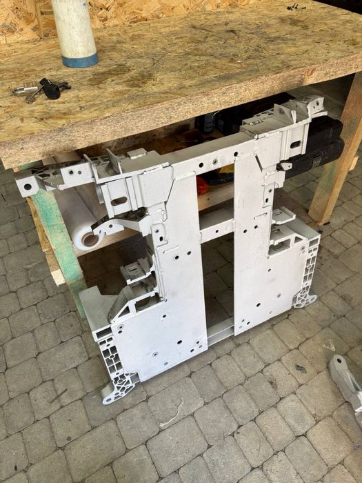 Підрамник Rivian