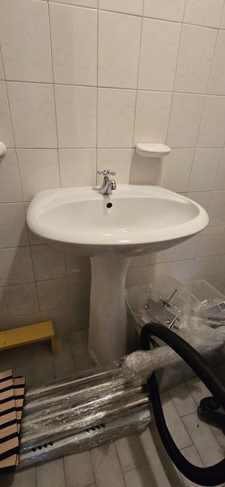 50€ = 1 bidé + 2 sanitas + 2 lavatorios + torneiras