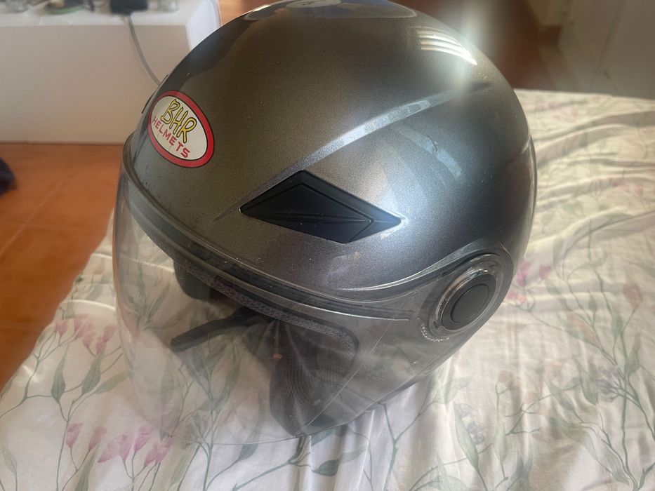 Capacete homologado para motociclo ou scooter, tamanho XL, com viseira danificada.
